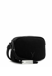 Svart lädercrossbody-väska med en texturerad yta, dragkedjestängning, justerbar rem och en metallmärkesetikett visad på sidan.