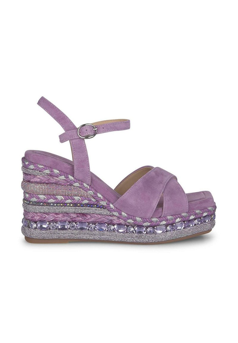 Paarse suède wedge sandalen met crisscross banden, verstelbare enkelband en een meerlagig geweven platform met decoratieve accenten.