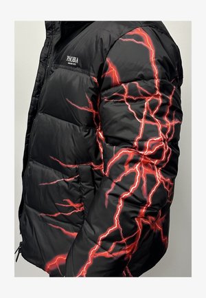 Giubbotto imbottito nero con motivi a saetta rossa sulle maniche. Il materiale sembra liscio, con chiusura a zip e dettaglio del logo.