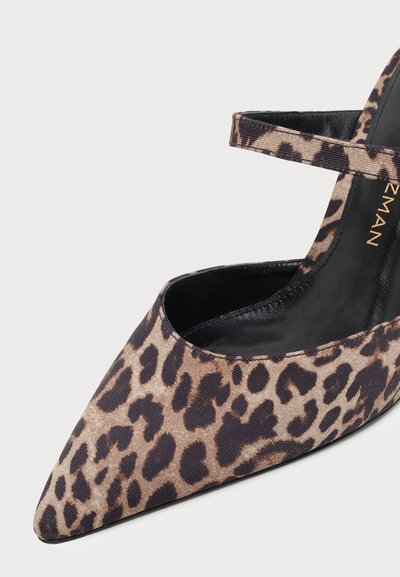 Chaussure femme à bout pointu en tissu imprimé léopard, intérieur noir et une fine lanière sur le dessus.