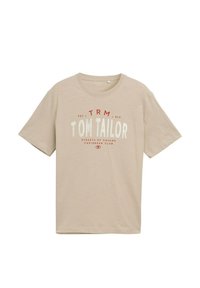 Korte mouwen beige T-shirt van zachte katoen, met een grafisch ontwerp met de woorden "TOM TAILOR" in rood en wit en een ronde hals.