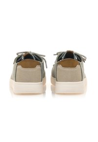 Zapatos de cordones con parte superior de ante gris, acentos de cuero marrón y suela de goma blanca. Presentan un dedo del pie redondo y una superficie texturizada.