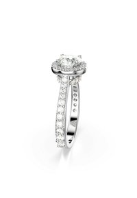 Pierścionek ze srebra próby 925 z okrągłym kamieniem centralnym otoczonym halo, wokół którego znajdują się mniejsze, przezroczyste kamienie wzdłuż obrączki, tworząc elegancki blask.