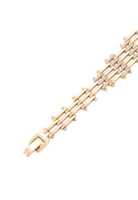 Bracciale d'oro con maglie intrecciate adornato da piccoli cluster di diamanti e con una chiusura sicura su sfondo bianco.