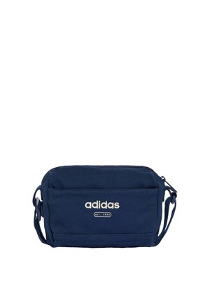 Pochette Adidas compacte bleu marine avec poche avant zippée et sangles latérales réglables, affichant le logo Adidas et le texte "est. 1949".