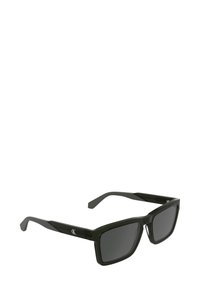 Czarne, prostokątne okulary przeciwsłoneczne z ciemnymi soczewkami. Wykonane z błyszczącego materiału. Posiadają logo na zauszniku i proste ramiona. Minimalistyczny design.