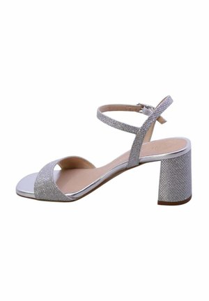 Sandalo con tacco a blocco glitter argento con cinturino alla caviglia e punta aperta, dotato di fibbia e soletta imbottita.