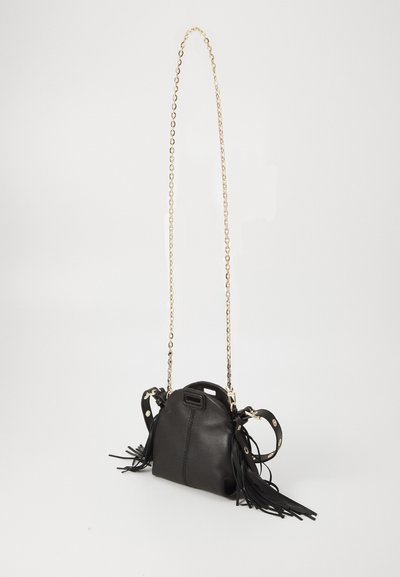 Sac à main en cuir noir avec une forme structurée, une bandoulière en chaîne dorée et des franges sur les côtés, présentant des accents de quincaillerie décoratifs.