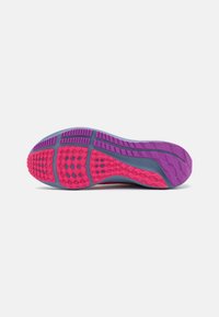 Sole della scarpa con un design multicolore che include rosa, viola e azzurro. Gomma testurizzata con motivi a diamante e orizzontali per una migliore aderenza.