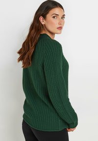 Groene gebreide trui met een textuurpatroon, geribbelde manchetten en zoom, in een relaxte pasvorm en met een ronde hals.
