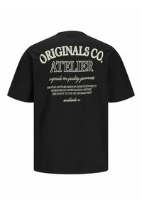 Sort bomulds T-shirt med hvid tekst på ryggen, der angiver brandnavn og etableringsinformation i forskellige skrifttyper.