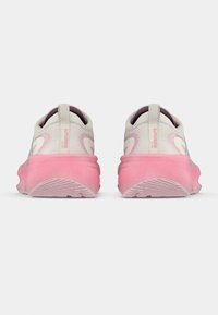 Αθλητικά παπούτσια με ανοιχτό γκρι επάνω μέρος, ροζ λεπτομέρειες και παχύ ροζ πάτο. Στρογγυλεμένο σχήμα με θηλιά στο πίσω μέρος και ανάγλυφη εξωτερική σόλα.