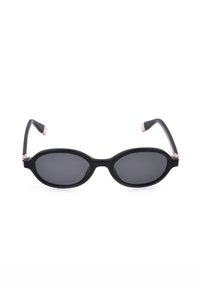 Lunettes de soleil ovales noires avec des verres foncés et des branches noires légèrement courbées avec de petits accents en or rose près des charnières.