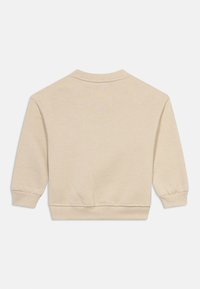 Μπεζ φούτερ με μακριά μανίκια και στρογγυλή λαιμόκοψη, με ριμπ μανσέτ ες και τελείωμα, εμφανιζόμενο από πίσω σε λευκό φόντο.