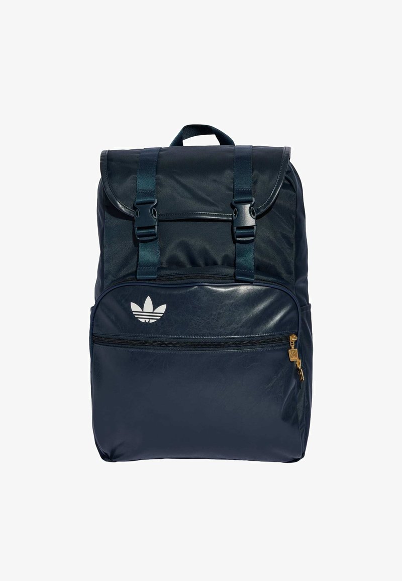 Marineblå ryggsekk med teksturert overflate, frontlomme med glidelås, to toppstropper og hvit Adidas-logo. Har gullfargede glidelåsdetaljer.