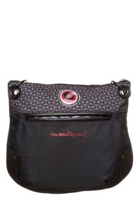 Bolsa de tela negra con parte superior gris estampada, acento circular rojo y cremallera. Presenta texto bordado "¡Di algo agradable!" en el frente.