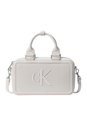 Hvid rektangulær læderhåndtaske med top-håndtag, aftagelig skulderrem og præget "cK"-logo på frontpanelet.