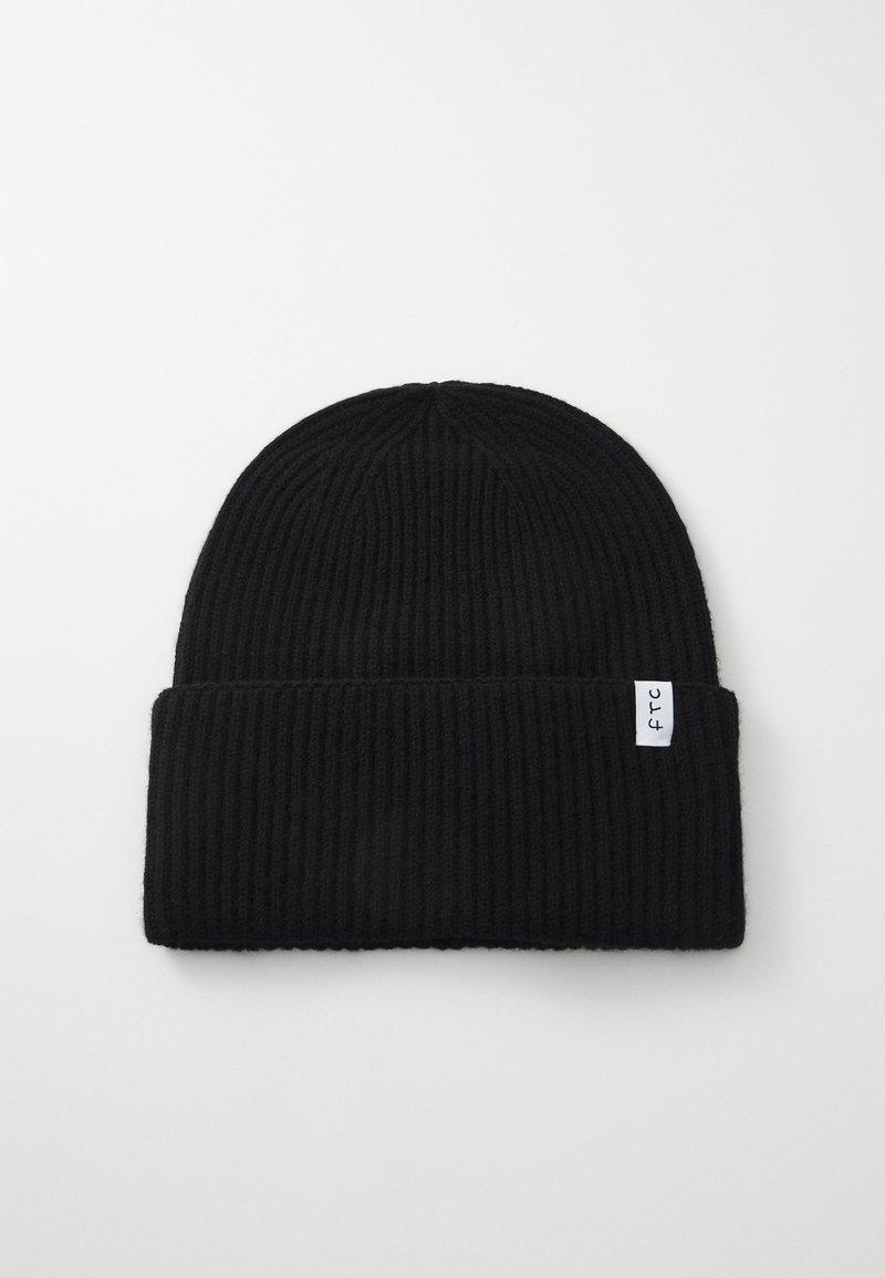 Gorro de malha preto com textura canelada e uma aba dobrada. Apresenta uma pequena etiqueta de logo branca de um lado.