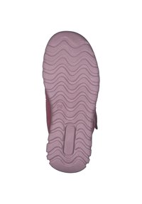 Suola in gomma con modelli alternati ondulati e lisci, principalmente rosa con un accento rosa scuro, caratterizzata da un punto di pivot circolare sul tallone.