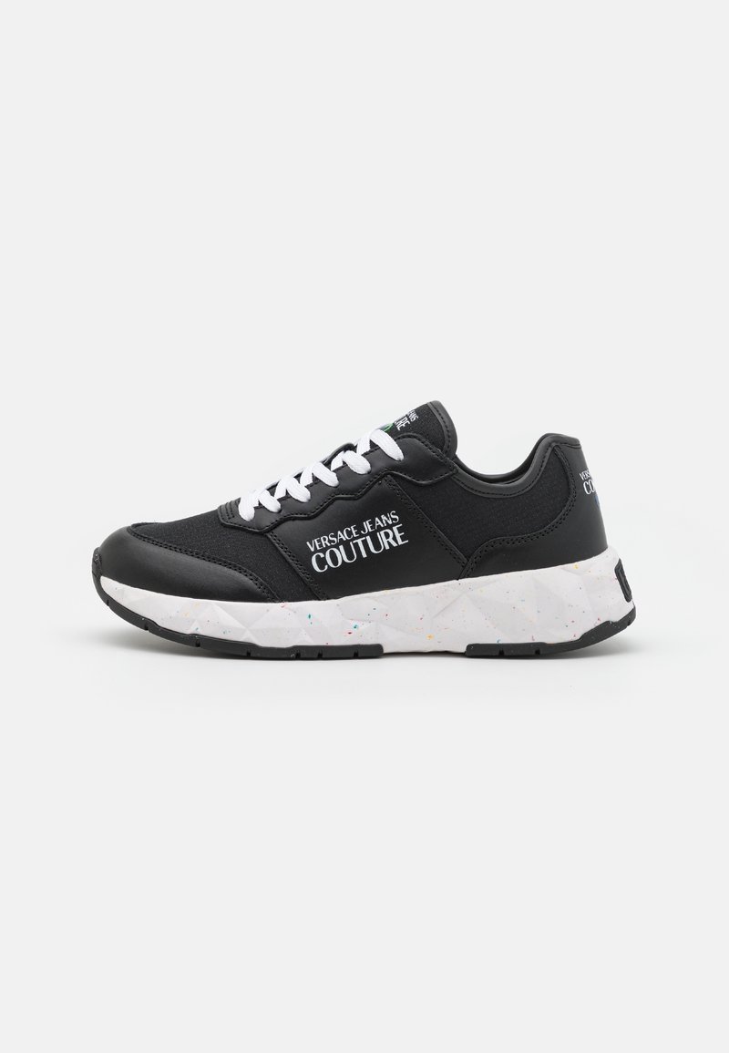 Baskets noires avec des lacets blancs, au design sportif. Soulignées par une semelle texturée multicolore et le logo "Versace Jeans Couture".