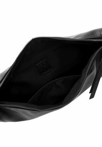 Borsa a mano in pelle nera con esterno texturizzato, chiusura con zip superiore e fodera interna liscia. Presenta un piccolo logo del brand all'interno.