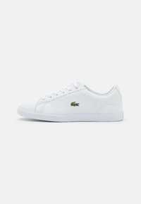 Sneaker bianco realizzato in materiale sintetico con texture liscia, caratterizzato da un logo verde ricamato sul lato e un motivo cucito discreto.