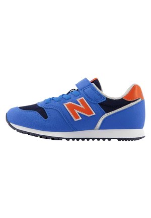 Blauwe en zwarte sportschoen met oranje "N" logo, klittenbandsluiting en witte zool, ontworpen voor casual of sportief gebruik.