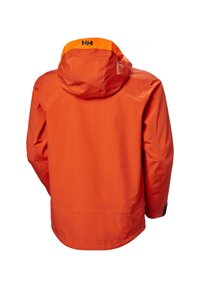 Chaqueta impermeable naranja con capucha, que presenta un ribete naranja en contraste y acentos en negro. Material suave con un diseño funcional.