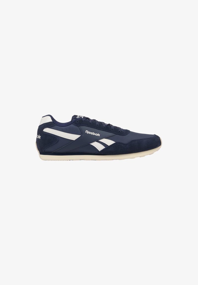 Baskets Reebok bleu marine et blanches avec lacets, panneaux en daim et synthétiques, et semelle en caoutchouc, vues de côté sur un fond blanc.