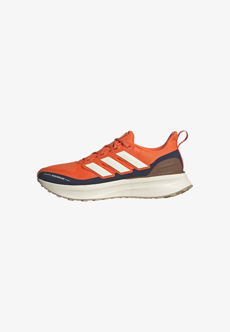 Orange atletisk sko med en åndbar overdel, hvid tre-stribe design og en dæmpet sål med en mørkeblå accent ved hælen.
