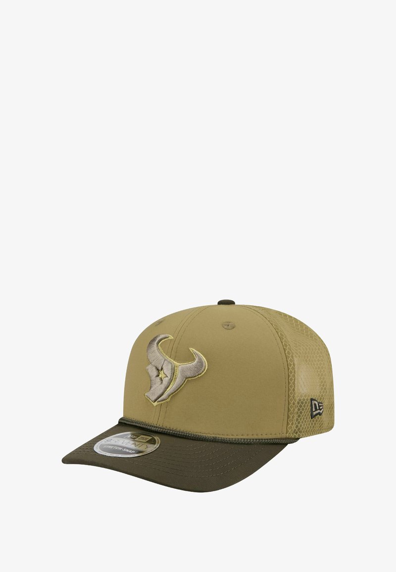 Casquette de baseball kaki avec visière olive et dos en filet. Présente un logo brodé en gris, avec des coutures d'accent et un design de visière plate.