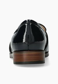 Chaussure en cuir verni noir avec un bout arrondi, présentant un petit talon en bois et une tige texturée. Finition lisse sans embellissements visibles.