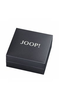 Svart texturerad presentlåda med ett gångjärnslock som har präglat silver "JOOP!"-märke på ovansidan.