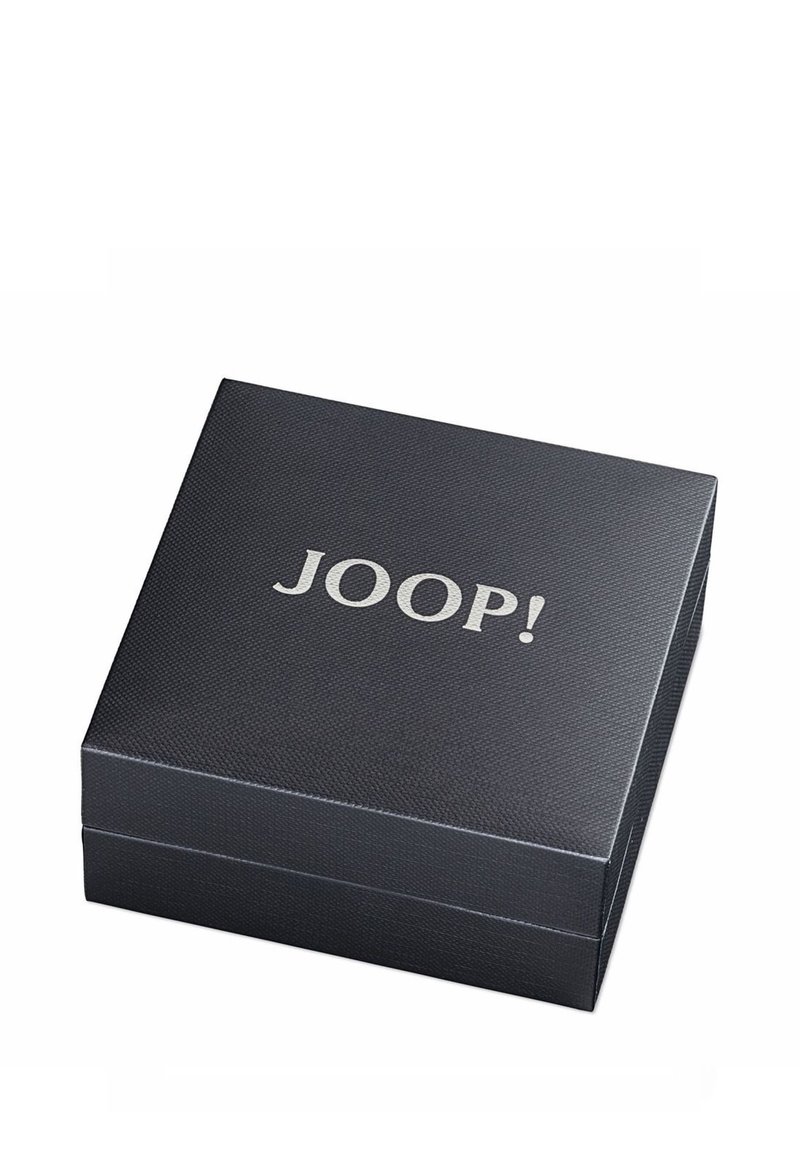 Schwarze, strukturierte Geschenkbox mit einem gepolsterten Deckel, der auf der Oberseite mit einer geprägten silbernen "JOOP!"-Markierung versehen ist.
