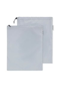 Två återanvändbara förvaringspåsar, en större och en mindre, tillverkade av lätt grå nylon med en slät yta och dragkedjestängningar.