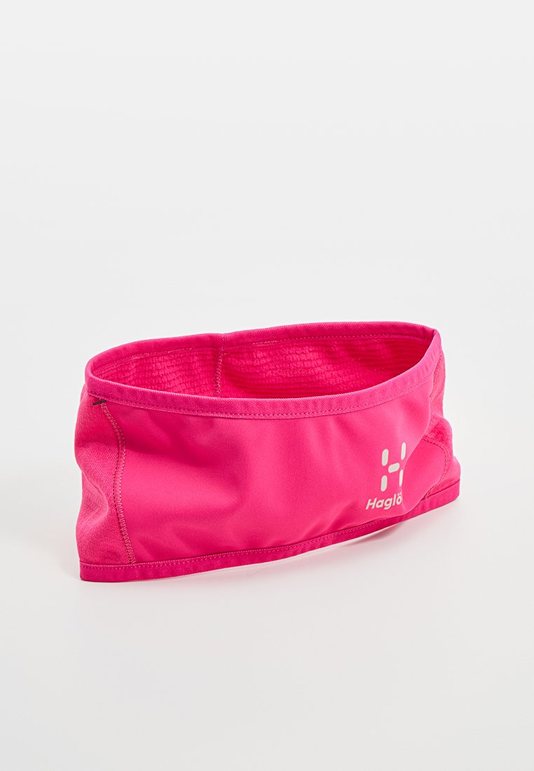 Fascia per capelli di un luminoso colore rosa con logo Haglöfs, elastica e senza cuciture, progettata per l'uso all'aperto o atletico su sfondo bianco.