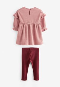 Röd och vit randig topp med volangärmar och rund halsringning, i kombination med vinröda leggings. Båda är i mjukt tyg.