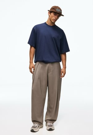 Bershka, TAILORED FIT - BAGGY TROUSERS - Trousers - sand
