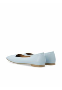 Zapatos planos de color azul claro con un acabado suave y brillante, puntera en punta y costados recortados. Cuenta con una suela en tono marrón y un sutil logo en el tacón.