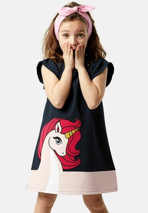 Navyblaue Baumwollkleid mit einem pinken Einhorn-Design und einem goldenen Horn. Es hat kurze Ärmel und ein pinkes unteres Panel. Weiche Textur.