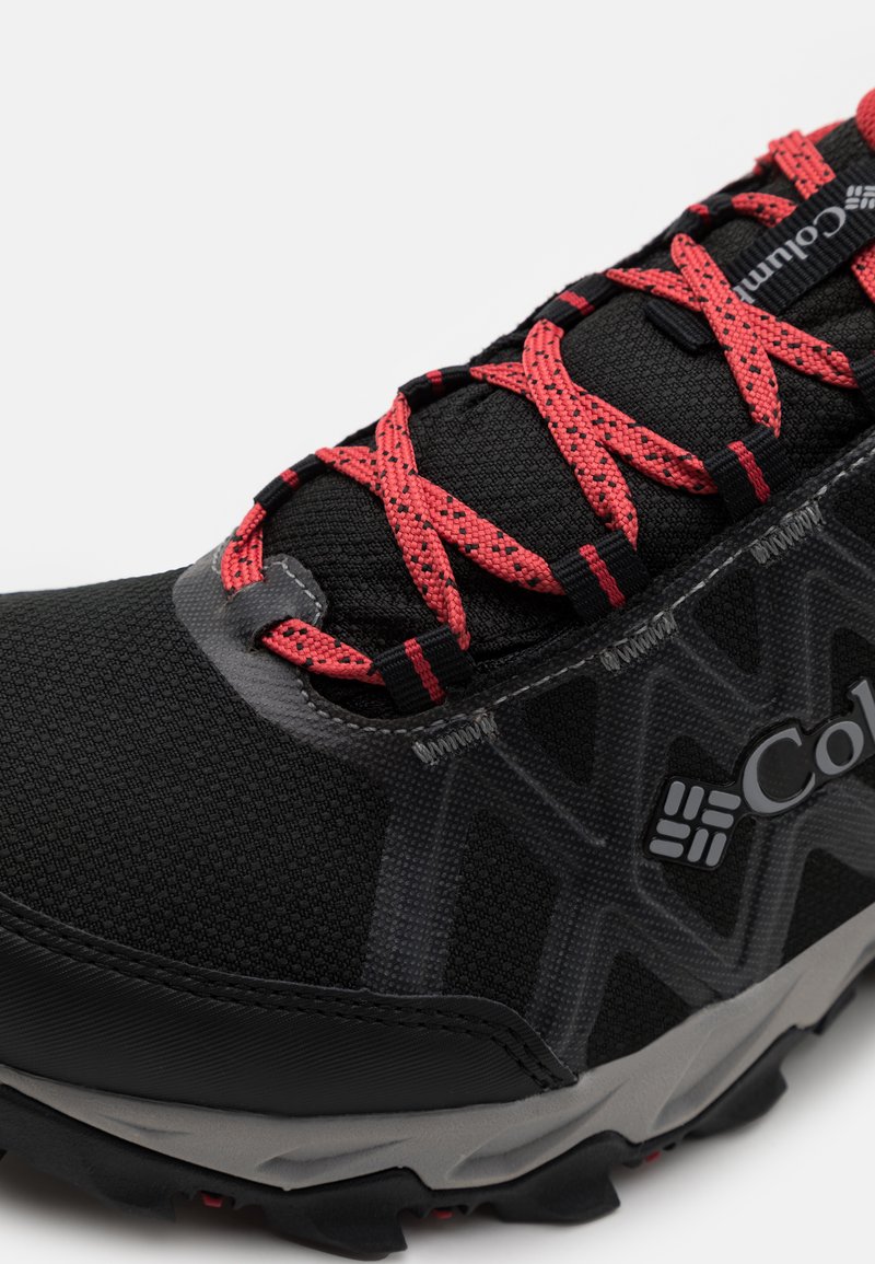 Czarny sportowy but z teksturowanej tkaniny, czerwonymi sznurówkami i szarym spodem z bieżnikiem w wielu kierunkach. Logo widoczne z boku.