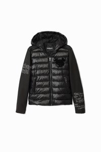 Giacca nera imbottita con cappuccio, caratterizzata da una parte anteriore trapuntata lucida, maniche opache, tasche frontali e testo stampato sulla manica destra.