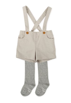Pantalones cortos a cuadros beige con tirantes en forma de X, que cuentan con dos botones marrones y medias de punto grises por debajo. Tela texturizada con bolsillos.