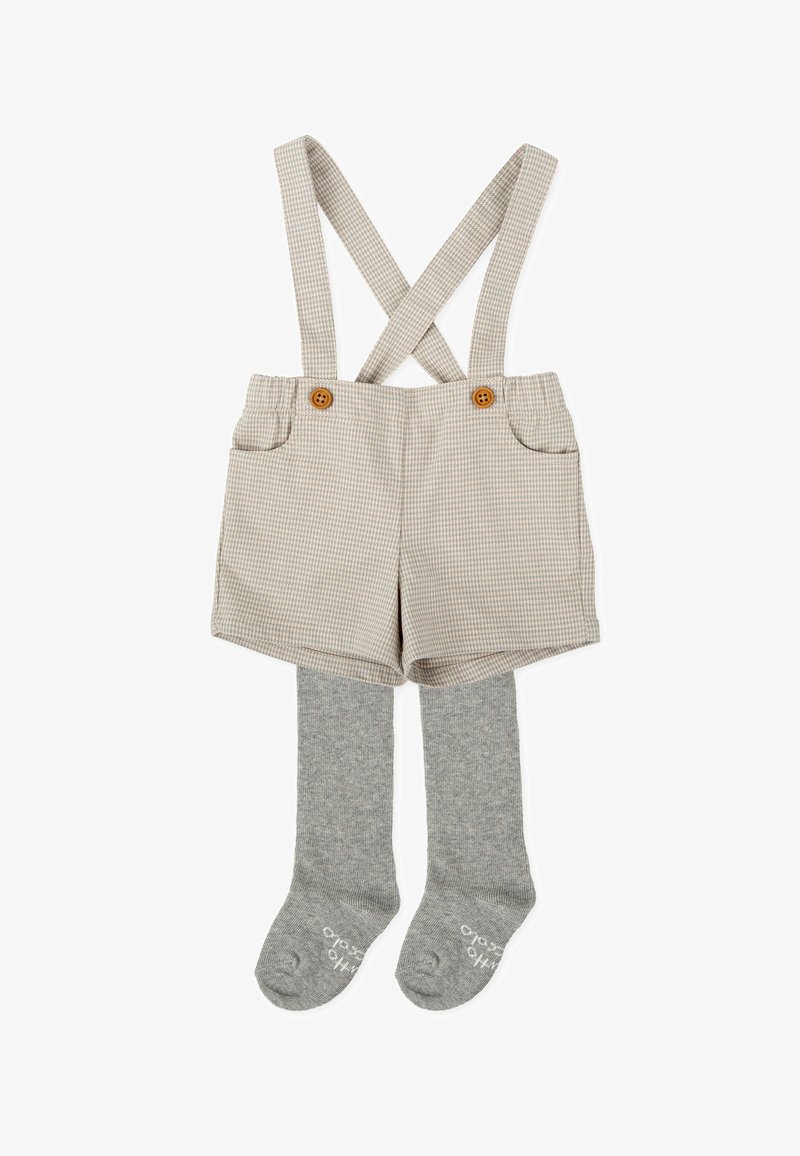 Pantalones cortos a cuadros beige con tirantes en forma de X, que cuentan con dos botones marrones y medias de punto grises por debajo. Tela texturizada con bolsillos.