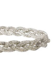 Bracciale intrecciato in argento con una superficie testurizzata, incastonato con piccole pietre di strass trasparenti, caratterizzato da un design flessibile e un intreccio intricato.
