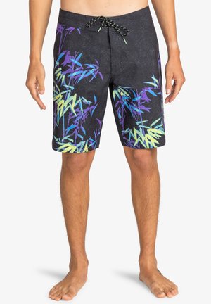 Schwarze Badehose mit einem lebhaften, mehrfarbigen Bambusblattmuster. Mit einem Kordelzugbund und einer Länge über dem Knie.