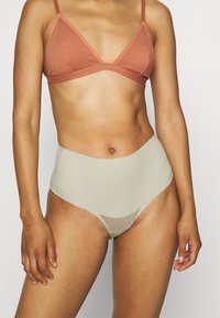 Spanx SPANXSUPERSMOOTH™ UNDIE-TECTABLE® BRIEF - Calças - celadon