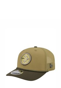 Khaki-Baseballmütze mit Netzrücken, ausgestattet mit einem runden, gold- und olivgrün gestickten Logo. Der Schirm ist einfarbig in Oliv und hat Steppdetails.