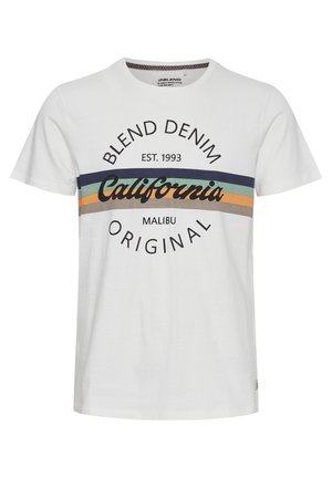 Balts kokvilnas T-krekls ar grafisko dizainu, kurā melnā un daudzkrāsainā svītrā ir uzraksti "Blend Denim" un "California" uz priekša.