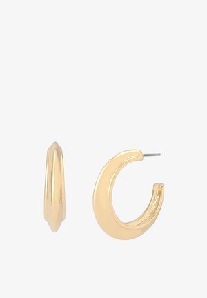 Orecchini a cerchio in oro con un design curvo spesso e liscio e chiusura a perno su uno sfondo bianco.